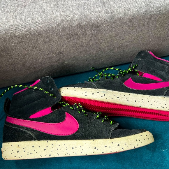 Nike Bubble Gum Pink Suede Sneakers 6.5 - Picture 1 of 4